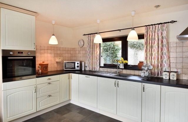 LILAC COTTAGE, family friendly, with a garden in Munlochy