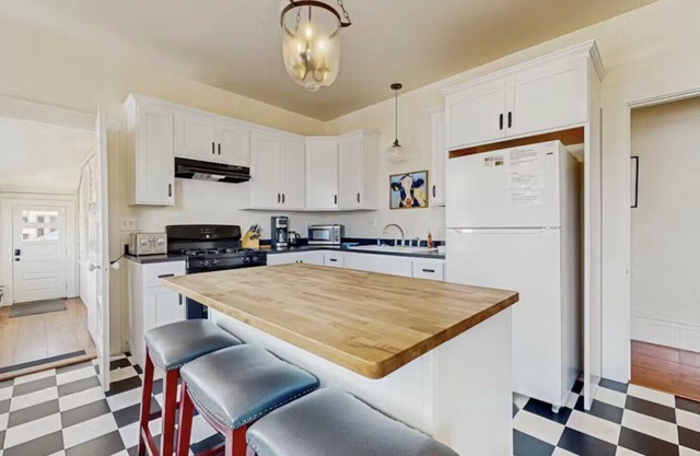 Lilac Victorian Upstairs-Water-View Retreat in the Heart of Old Town