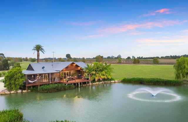 Lilies Lakeside Spa Villa - 1 Bedroom - Your romantic getaway destination