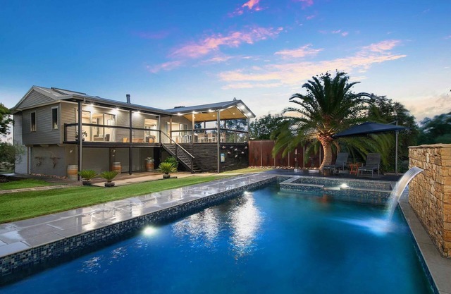 Lilies Poolside Villa - Romance and tranquility in the heart of Lovedale