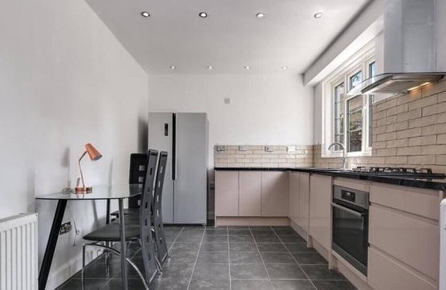 Limehouse: 4 Bedroom 3 Bathroom Townhouse with Private Garden