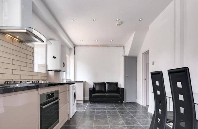 Limehouse Townhomes Modern 4 bedroom 3-bathroom Townhome with a Private Garden