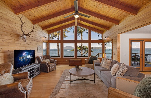 Limestone Lodge: Panoramic Ocean Views & Sauna