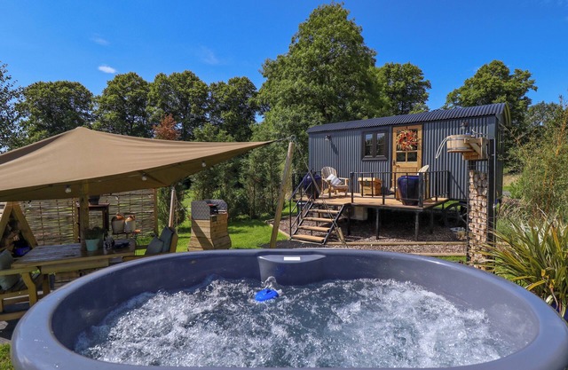 LIMETREE LUXURY GLAMPING PORTLAND, romantic in Nottingham