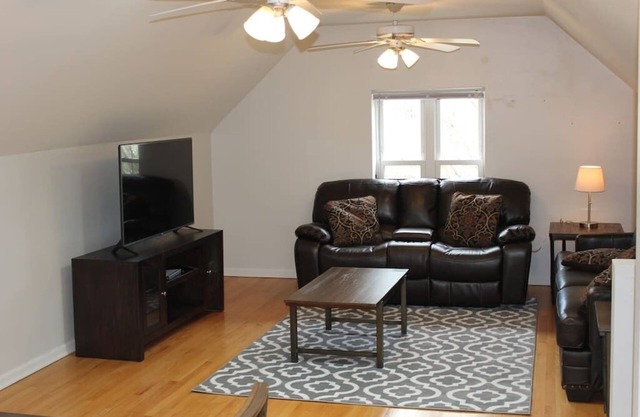 Lincoln Park Living - 3 Queen Beds - Sleeps 6!