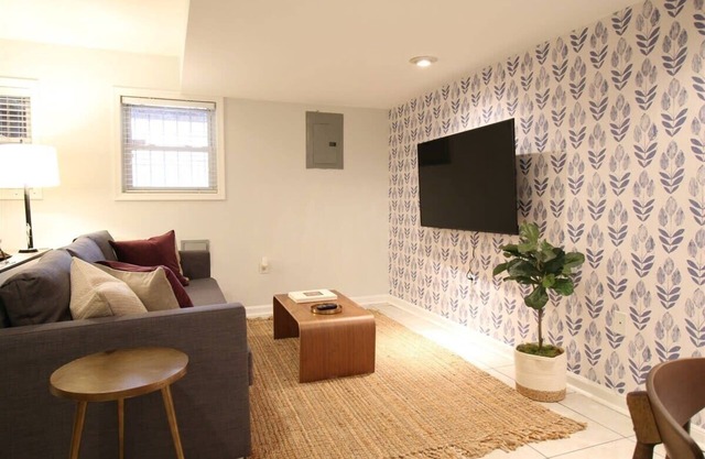 Lincoln Park Place Capitol Hill with Parking