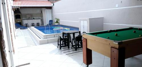 "Lindíssima Casa Pé na Areia com Opção da Piscina Aquecida Cobrado a Parte, Sala de Jantar, 3 Amplos Quartos, Sendo1Suíte, Amplo Espaço de Lazer com Área Gourmet em Deck Coberto com Churrasqueira e Mesa de Bilhar Frente a Piscina, Super Pertinho da Praia"
