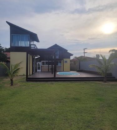 LINDA CASA COM PISCINA DE FRENTE PARA A LAGOA