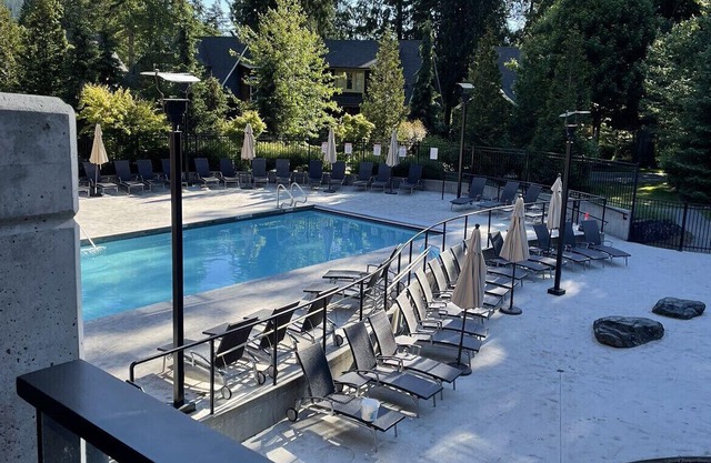 Lindell Beach Retreat with amazing amenities and walking distance to Cultus Lake
