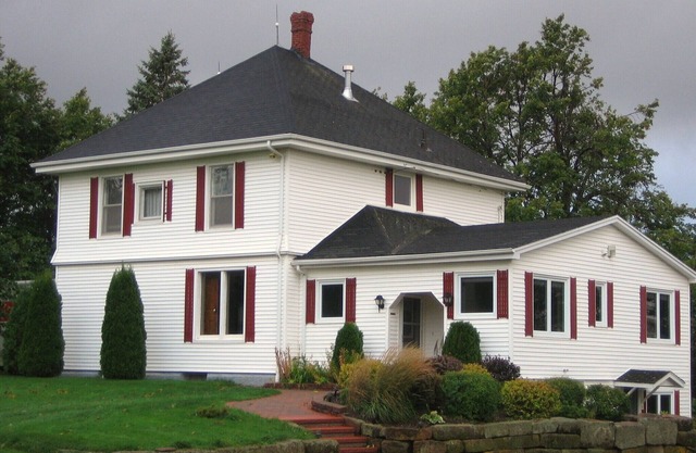Linden Homestead: Modern Queen Bed B&B suite in Century Farm House