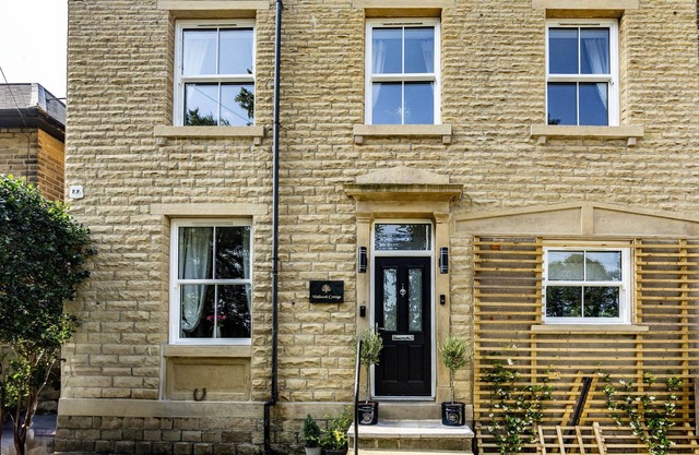 Lindley Gem Heart of Lindley, sleeps up to 6, enclosed gardens, yards from Manor