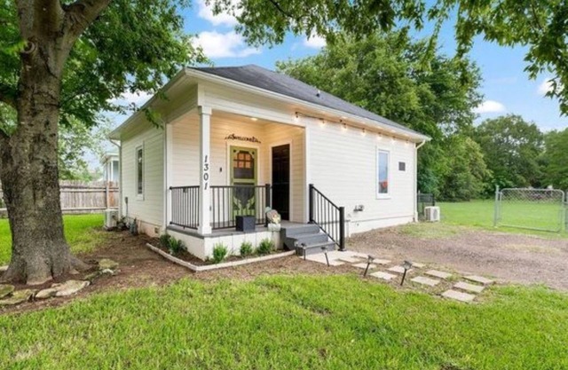Lindley’s Little Gem-a cozy cottage close to the Silos