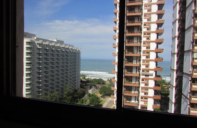 Lindo apto de 2 quartos e 2 banheiros sociais no Barramares com comércio próximo, piscina aquecida, quadras, parquinhos, brinquedoteca, empréstimo de cadeiras e barracas de praia, condomínio em frente à praia, apartamento limpíssimo, equipado, tudo novo