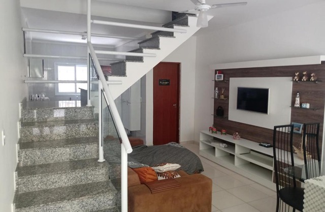 Lindo sobrado a 100 m praia do Aruan.