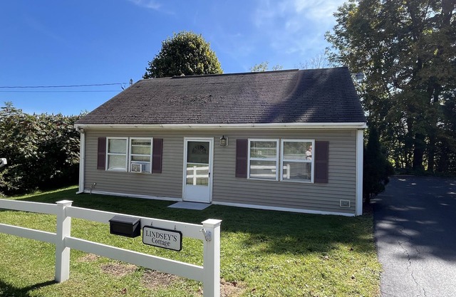 Lindsey's Cottage - 1 mile to the park!