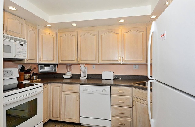 LINENS & DAILY ACTIVITIES INCLUDED*!. OCEANFRONT/BOARDWALK BUILDING/ROOFTOP POOL Lovely updated kitchen, tile flooring offer a great look to this great unit. 2bdrm/2ba with 1340 sq ft of space to relax