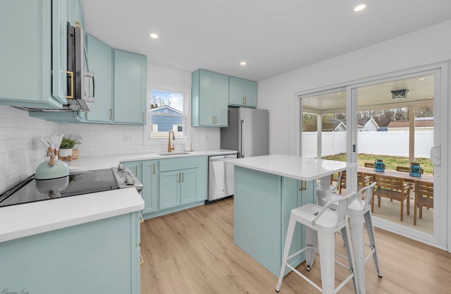 Linens Included. Family Friendly. Outdoor TV and Shower. King Bed in Main BR