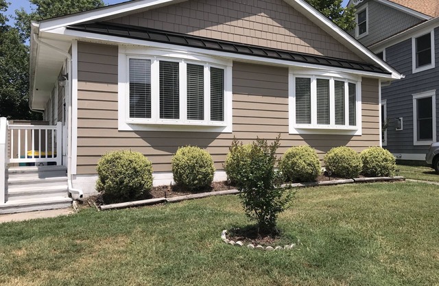 LINENS INCLUDED!*. REHOBOTH BEACH SOUTH Country Club Estates. Enjoy your vacation in this sunny and bright 3 BR 2 BA beach cottage. PET FRIENDLY