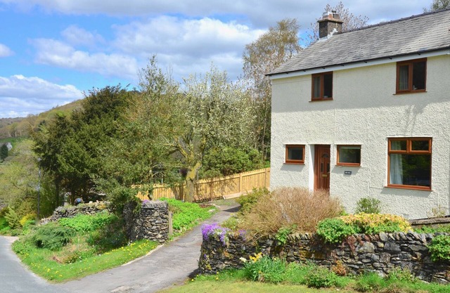 LING FELL COTTAGE, pet friendly, with open fire in Backbarrow