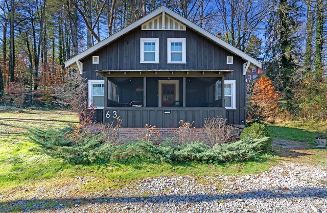 Lingerlong House on Downtown Brevard's Most beautiful property!