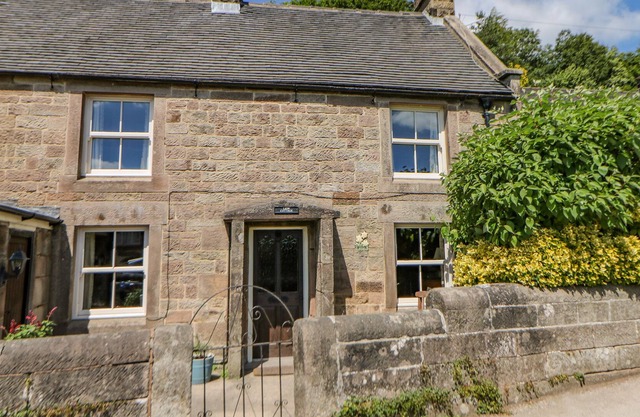 LION COTTAGE, family friendly, character holiday cottage in Winster