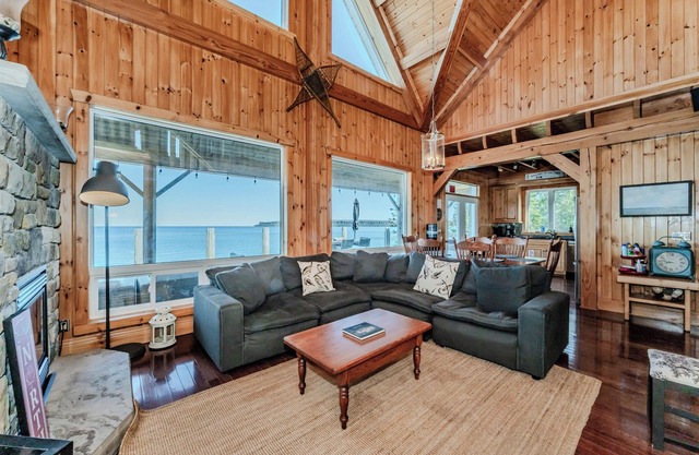 Lion's Den Luxury Waterfront Oasis w/Hot Tub