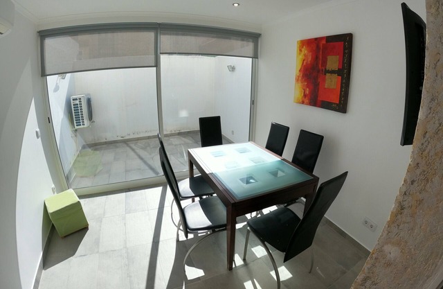 Lisbon, renovated 1-bedroom apartment with patio near Mártires da Pátria, Lisbon
