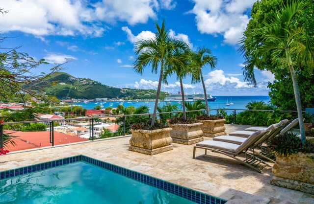 Lissette Manor - 5BR historical estate next to The Pink Palm Hotel downtown!