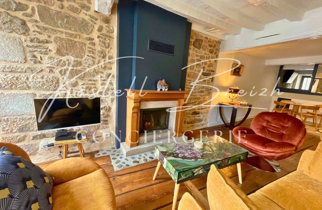 Listed 17th century town house in the heart of the historic center