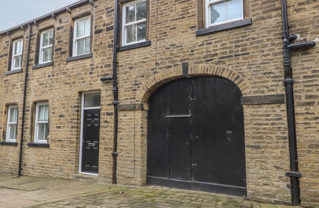 LISTER COTTAGE, pet friendly, character holiday cottage in Halifax