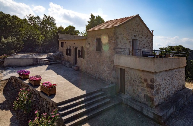 LITHARI stone house in the village Kampoi (00000009764)