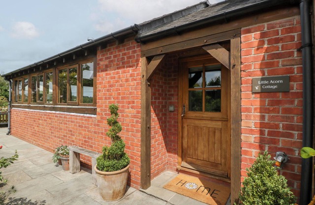 LITTLE ACORN COTTAGE, pet friendly, with open fire in Ledbury