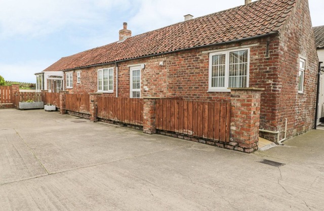 LITTLE ARGHAM COTTAGE, pet friendly, with open fire in Rudston
