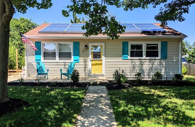 Little Beach House pet friendly 1 block to beach