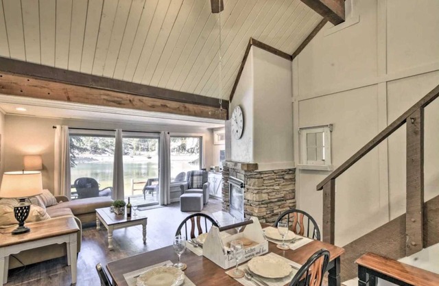 Little Bear Cabin on the Lake -Sunshine and Views Right on the Water!