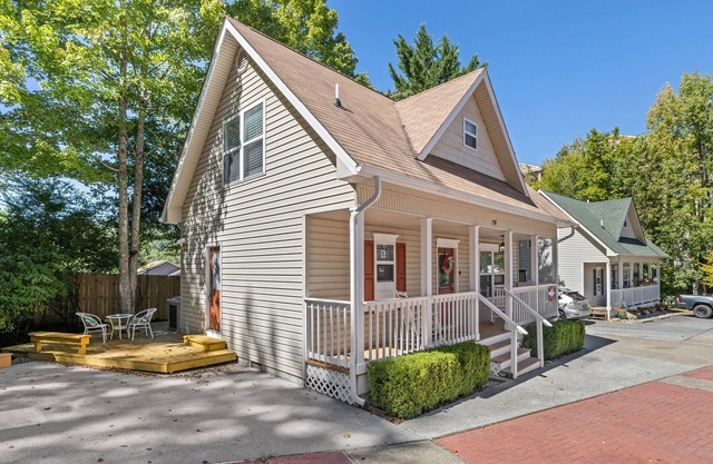 Little Bear Cottage is located only a half-mile away from downtown Gatlinburg!