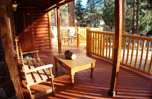 'LITTLE BEAR' Romantic, Cozy Log Cabin, Close to Ski, Lake & Golf, Pet Friendly