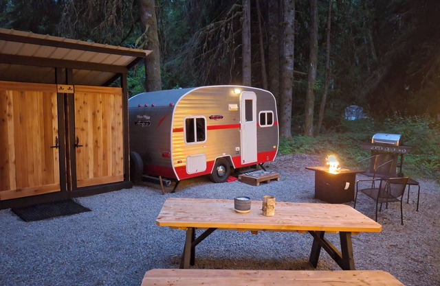 LITTLE BETTY WiFi, A/C,FirePit, BBQ