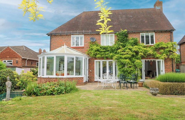 LITTLE BIRCHES, pet friendly, with a garden in Tenterden