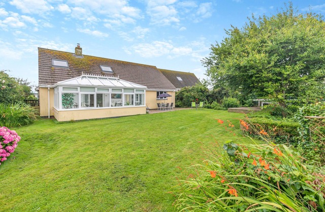 Little Birds - Three Bedroom House, Sleeps 6