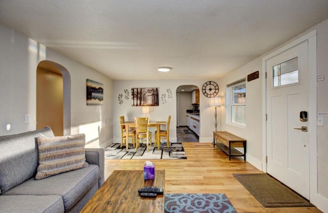 Little Blue Bungalow on Boise's Bench, Pet Friendly, Fully Fenced yard with doggie door! 2 miles from BSU, 5 minutes from Downtown Boise, Desk and workstation for remote workers, 2 TV's large walk-in closet, Good for mid-term stays