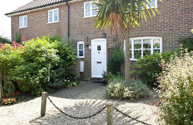 Little Chequers is a pretty pet friendly cottage , sleeps 3. close to Aldeburgh