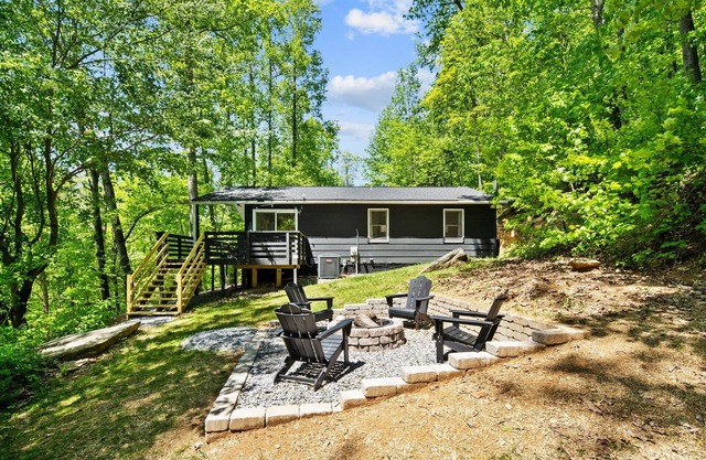 Little Creek Mountain Escape: Near Point Lookout Winery + Hot Tub + Fire Pit