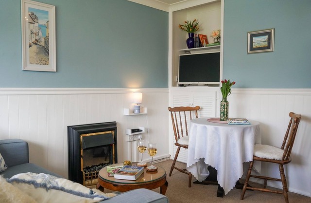 Little Galmpton - sleeps 3 guests in 2 bedrooms