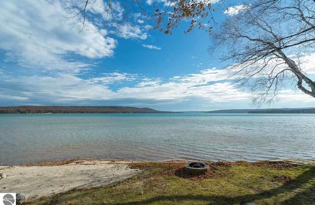 Little Glen Lakefront Vacation Home, Sandy Beach
