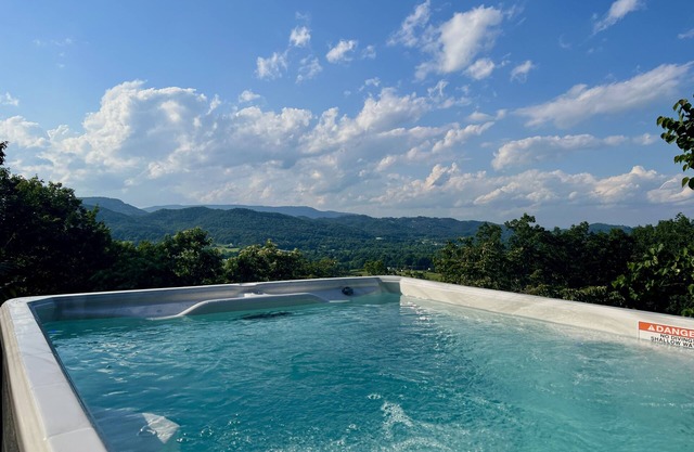 Little Greenbriar Lodge 13 Bedroom Cabin by RedAwning