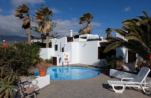 Little house with pool,sea-and mountainview and big sunterrace for 4 pers