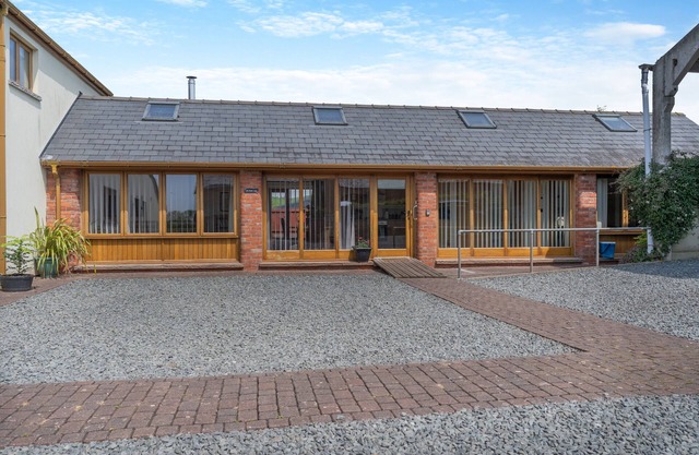 Little Hendre Barn - One Bedroom House, Sleeps 2