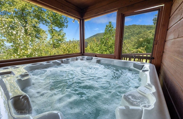 Little Little: Pet Friendly, Free Attraction Tickets, Hot Tub, Views & Hiking Trails
