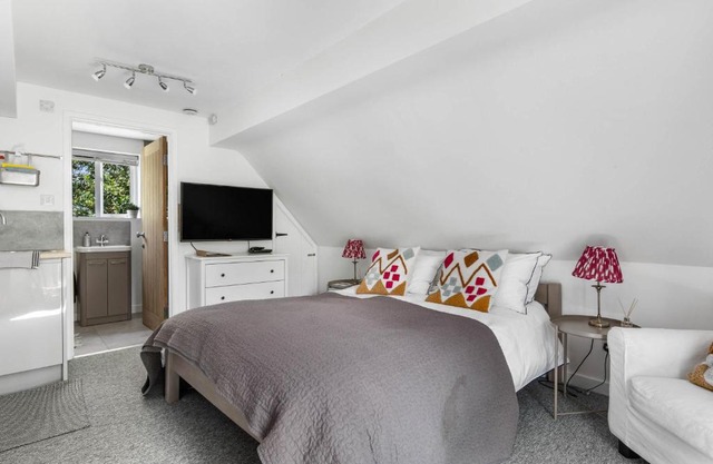 Little Moat - Moat Farm Barns a small modern studio in the garden on our family farm